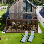 Family Forest House, By Cohost Poilsio namai *